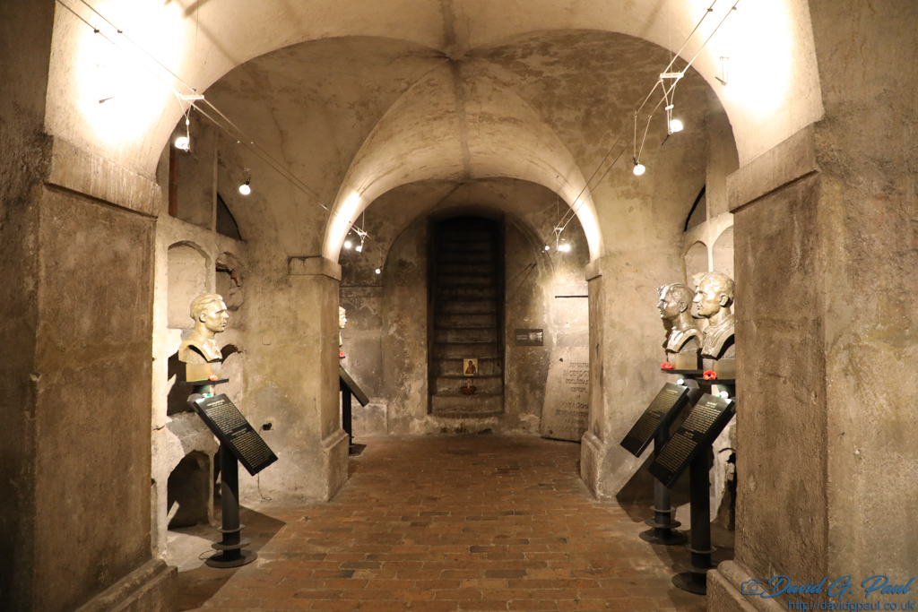 A crypt with busts of fallen soldiers either side