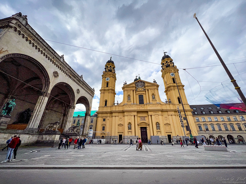Feldherrnhalle and Theatine