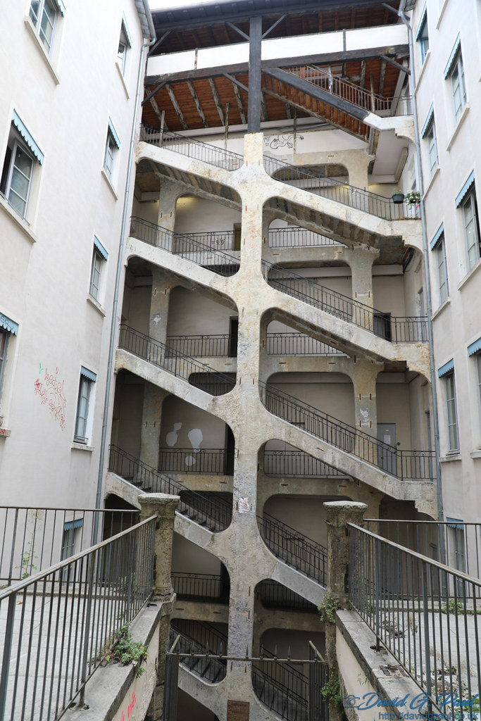 Traboule et Cour des Voraces