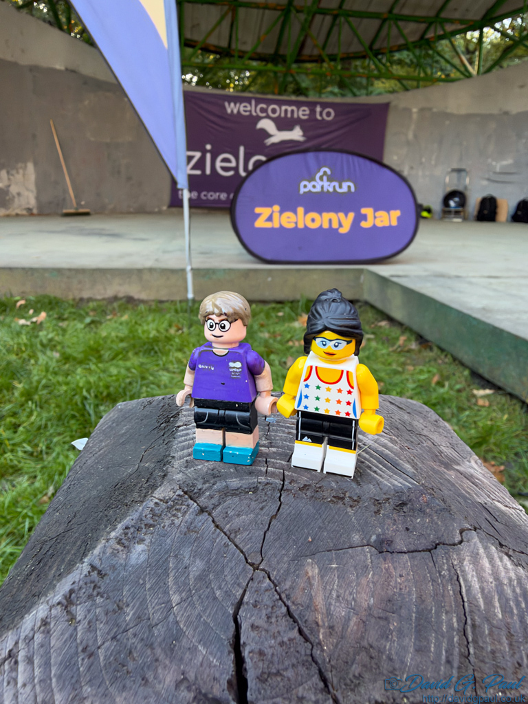 Lego minifigures standing in front of the Zielony Jar parkrun sign